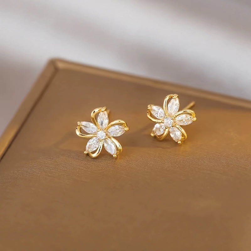 Dainty Flower Stud Earrings fo - مراجعة Conch Earring Hoop وسعره