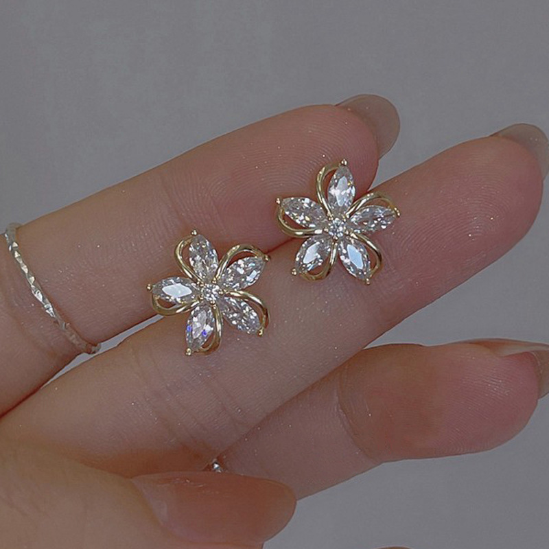 Dainty Flower Stud Earrings fo - مراجعة Conch Earring Hoop وسعره