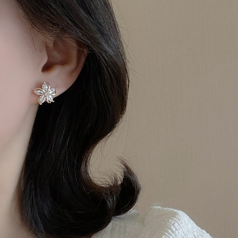 Dainty Flower Stud Earrings fo - مراجعة Conch Earring Hoop وسعره