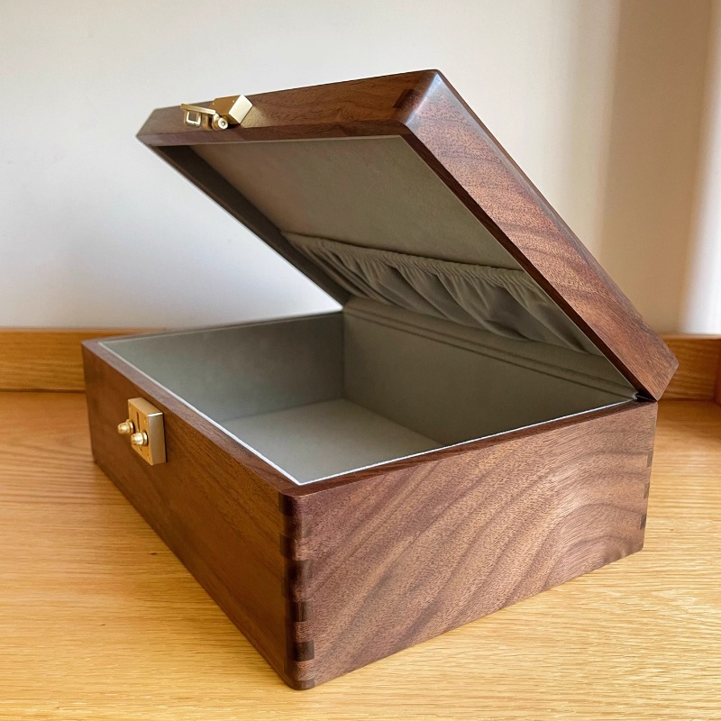 Walnut Wood Jewelry Box with L - مراجعة Body Jewelry Display Case وسعره