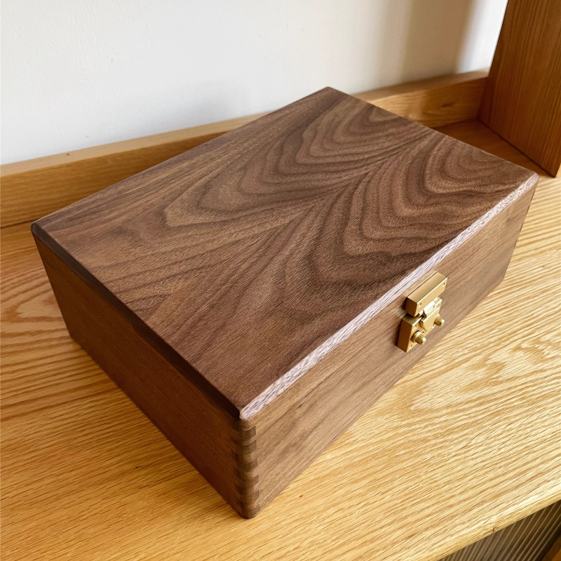 Walnut Wood Jewelry Box with L - مراجعة Body Jewelry Display Case وسعره