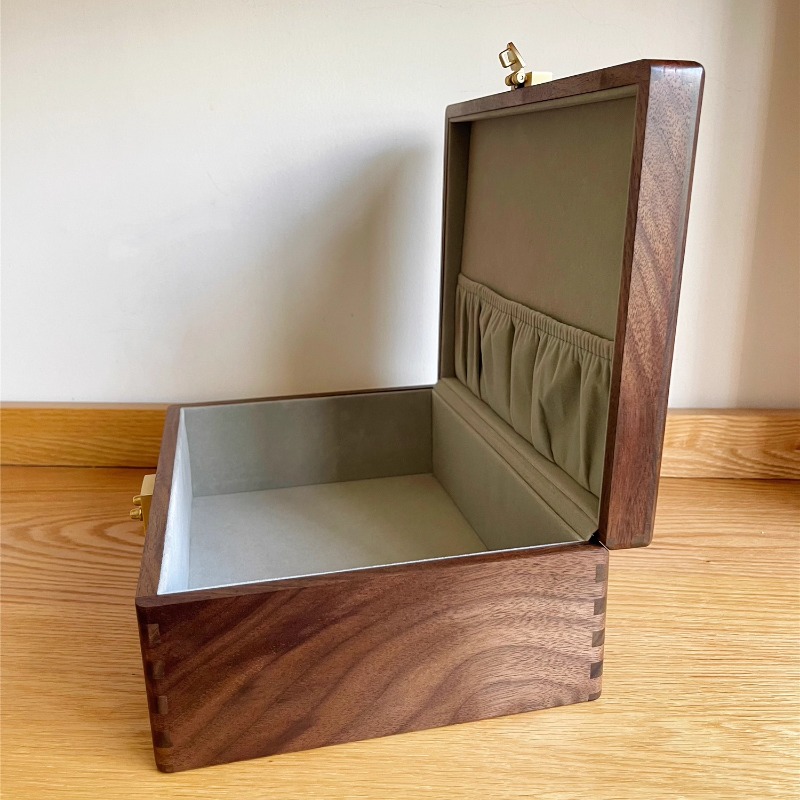 Walnut Wood Jewelry Box with L - مراجعة Body Jewelry Display Case وسعره